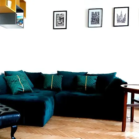 דירה Michael's Gate Large In A 15th-century Building, Old Town