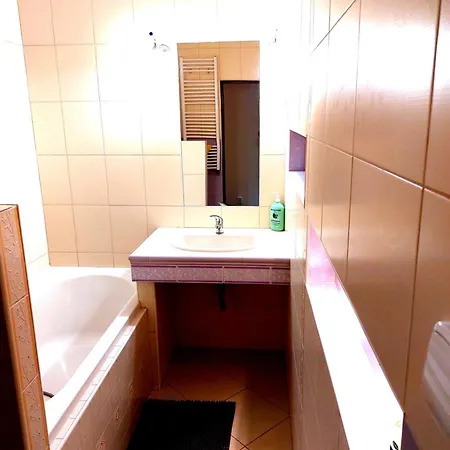 Michael's Gate Large In A 15th-century Building, Old Town Apartment *