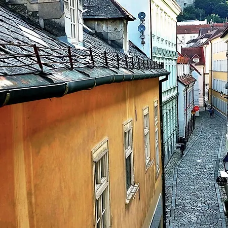 Michael's Gate Large In A 15th-century Building, Old Town Apartment *