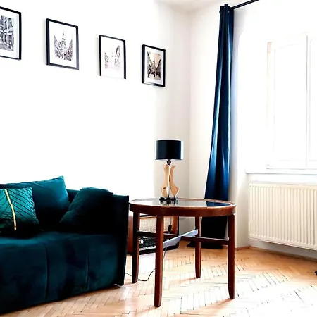 Apartment Michael's Gate Large In A 15th-century Building, Old Town